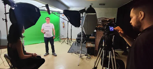 Produção audiovisual com câmera e iluminação em estúdio